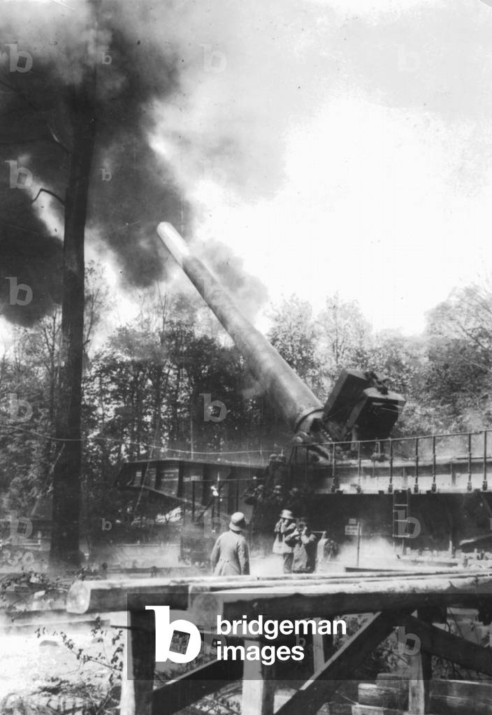 German railroad gun at the Western Front, 1918 (b/w photo)