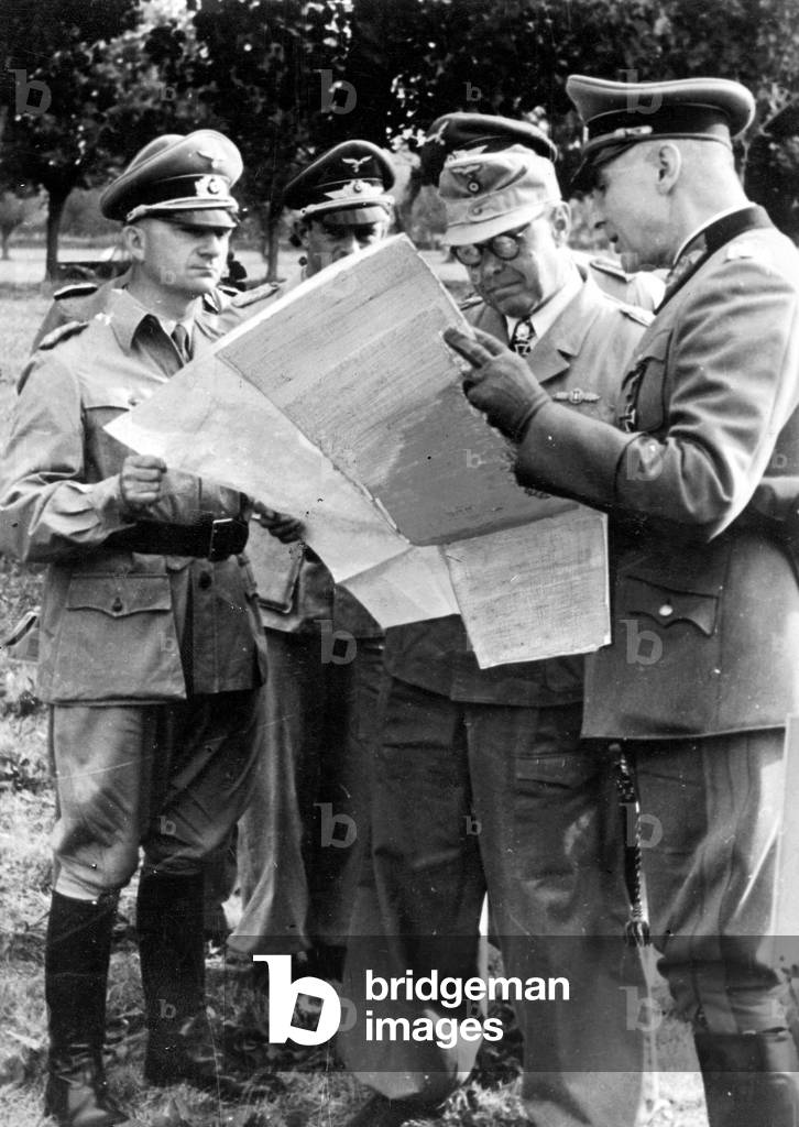 Albert Kesselring with officers on an inspection tour (b/w photo)