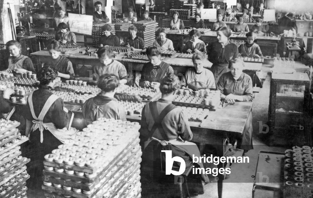 Women in a state-owned fireworks laboratory, 1917 (b/w photo)