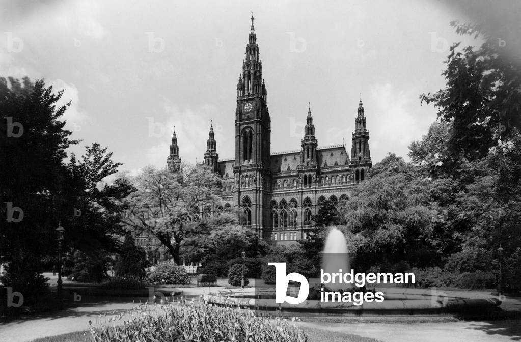 New city hall in Vienna, 1934 (b/w photo)