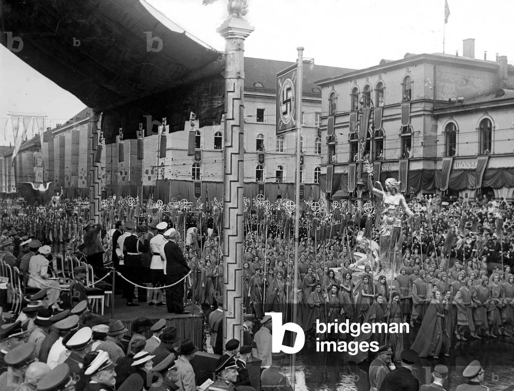 Parade '2000 years of German culture' (b/w photo)