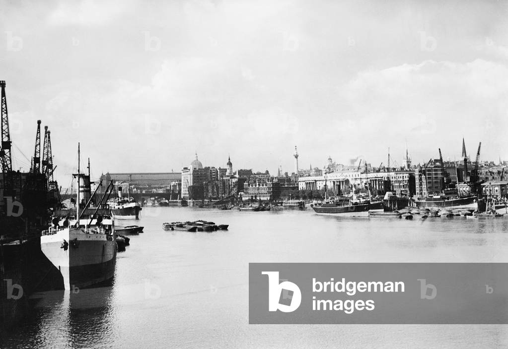 Docklands in London, 1935 (b/w photo)