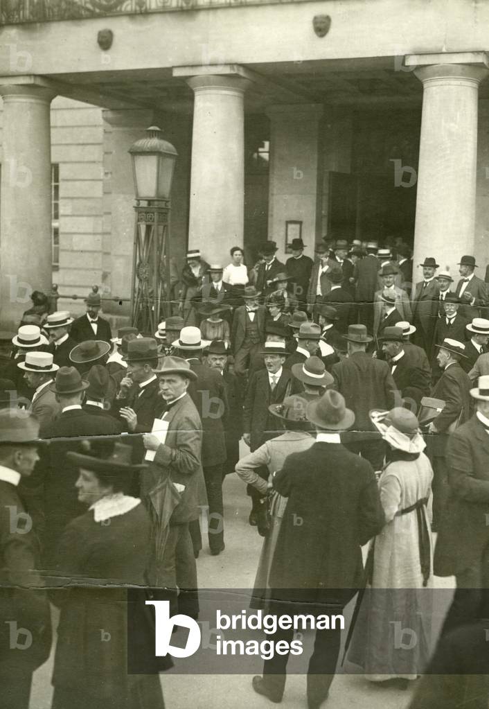 Onlookers and deputies before the Weimar National Theater, 1919