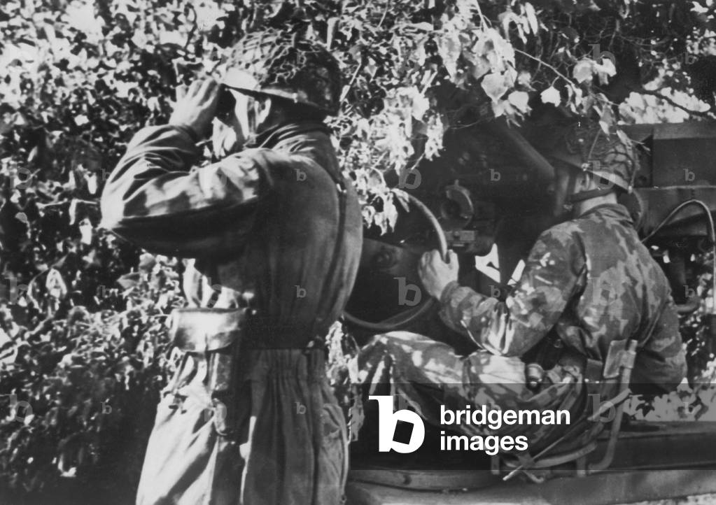 Flak with paratroopers on the Western Front, 1944 (b/w photo)