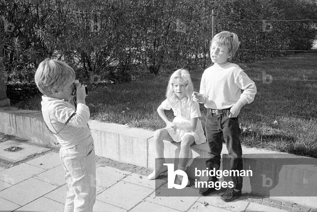 Tommi Ohrner playing with his siblings, 1969 (b/w photo)