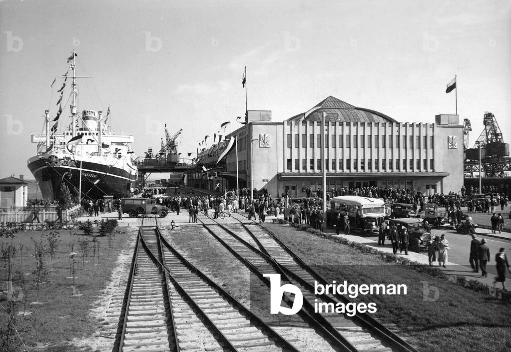 The Polish passenger ship called 'Pilsudski' at the sea station in Gdynia , 1935 (b/w photo)