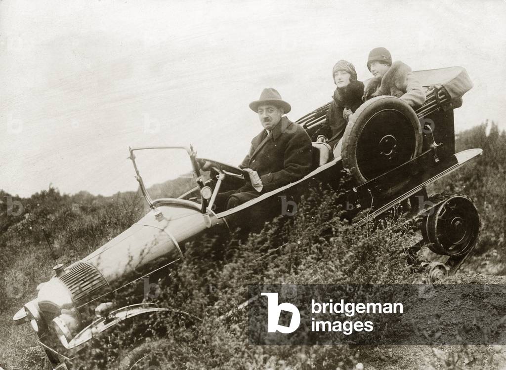 Automobile, 1909 (b/w photo)