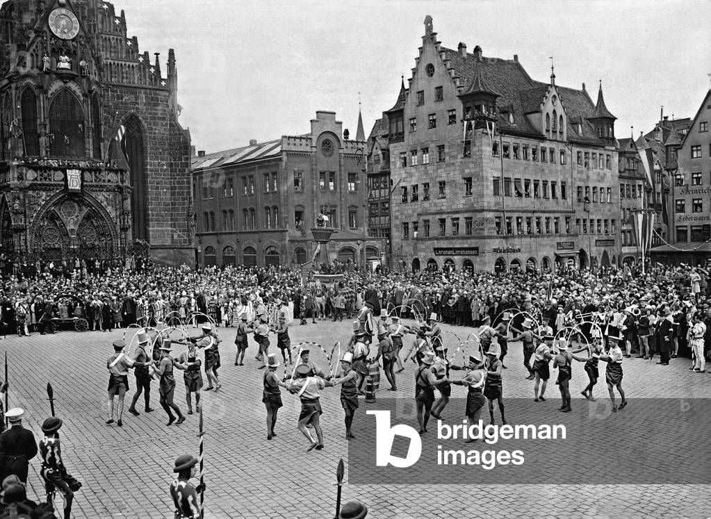 Buttner-dance on the main market in Nuremberg, 1928 (b/w photo)
