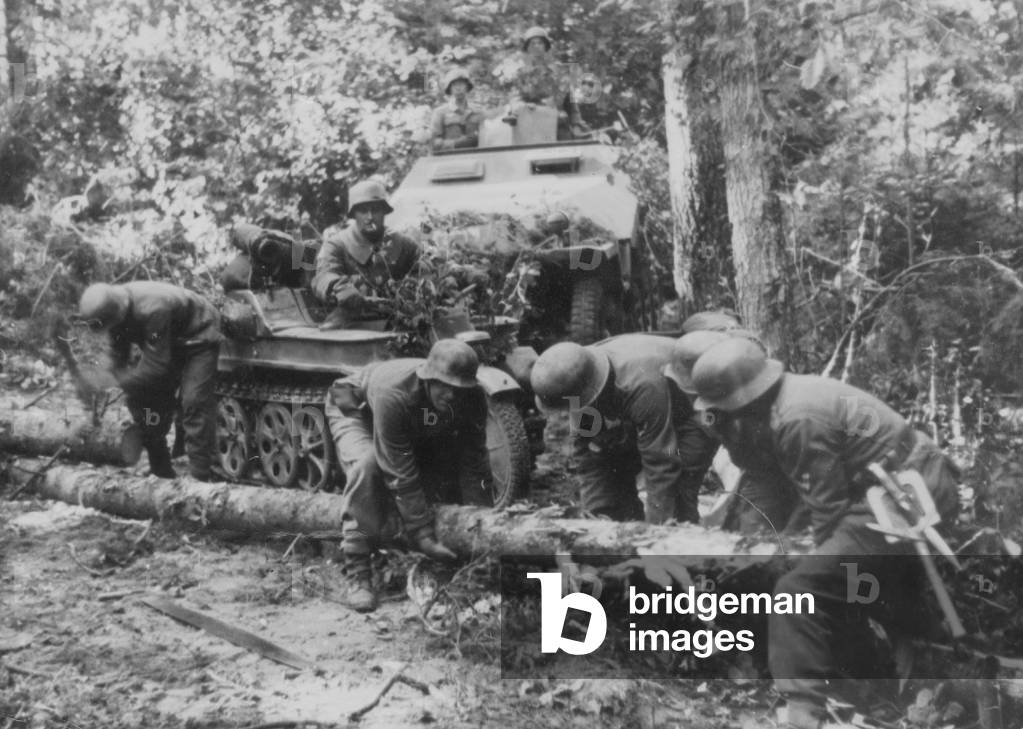 German soldiers clear an obstacle, 1943 (b/w photo)