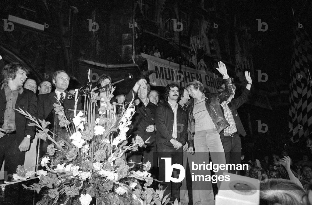 Kronawitter, Schwarzenbeck, Müller and Zobel at the celebration of FC Bayern on Marienplatz, 1974 (b/w photo)