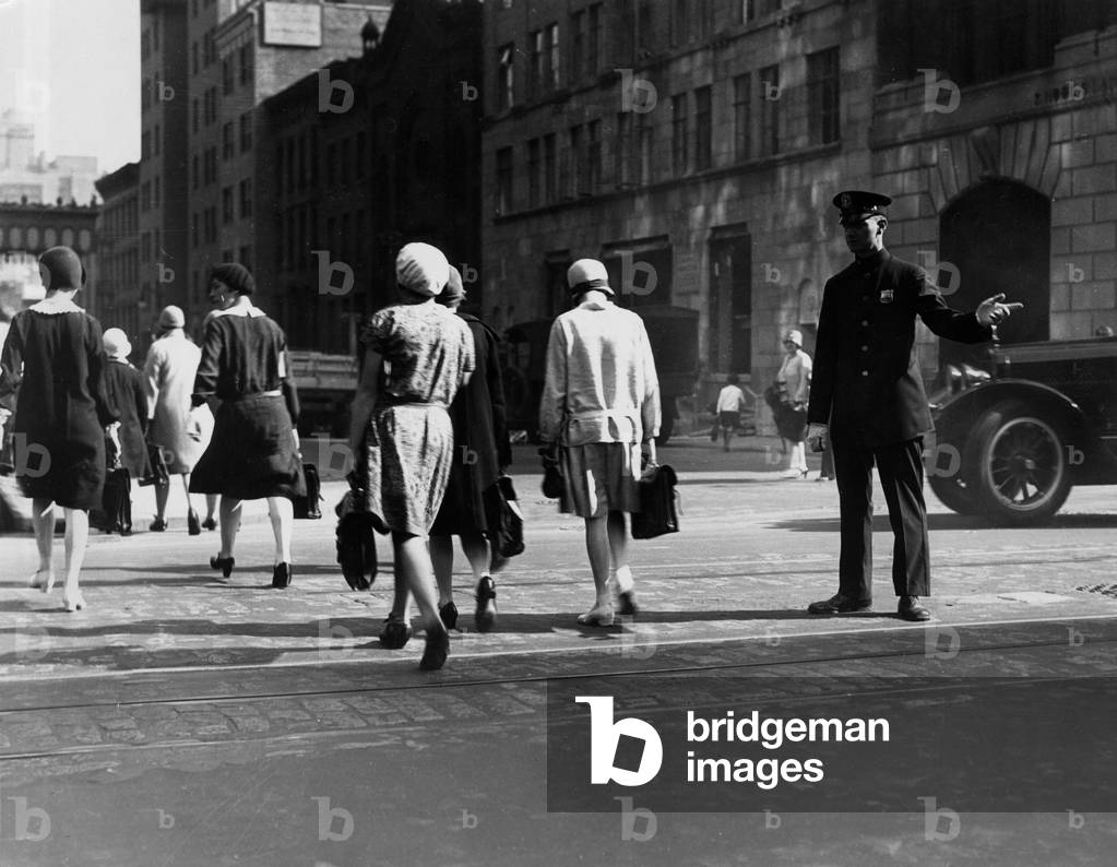 Traffic policeman regulates the traffic in New York, 1928 (b/w photo)