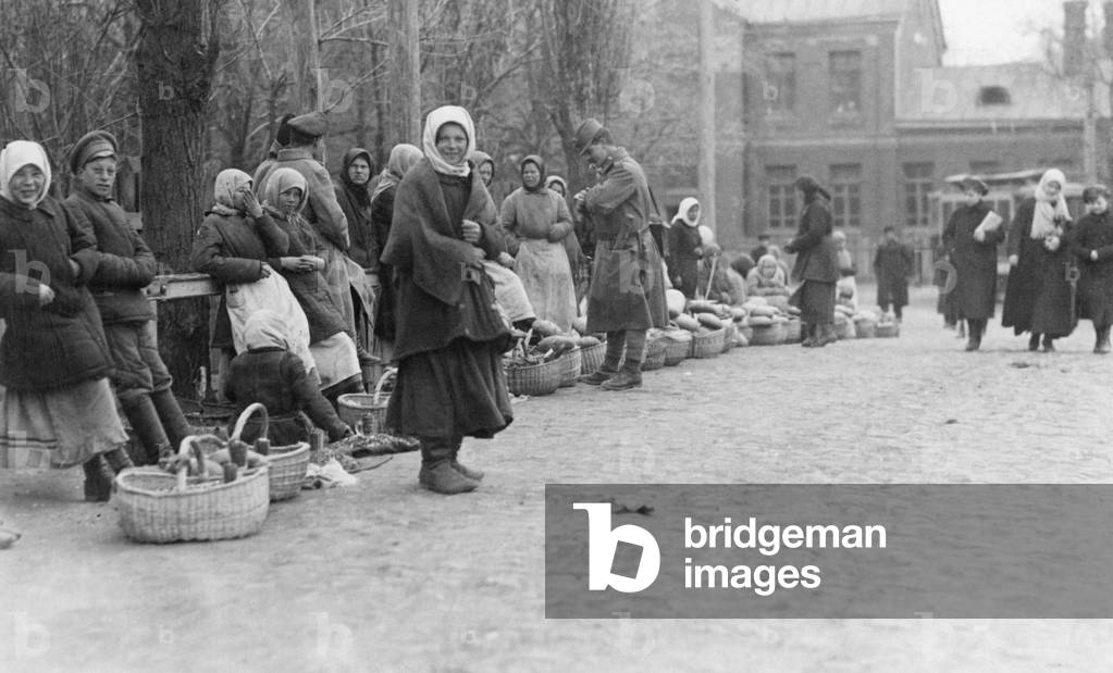Austrian-Hungarian soldier on the Ukrainian market of Winica, 1918 (b/w photo)