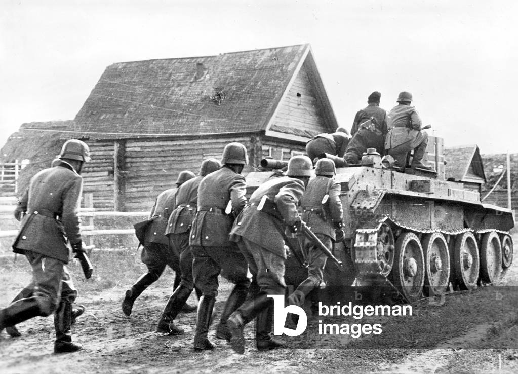 German police during fighting with partisans, 1942 (b/w photo)