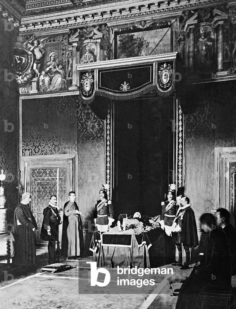 Display of Pope Leo XIII's body, 1903 (b/w photo)