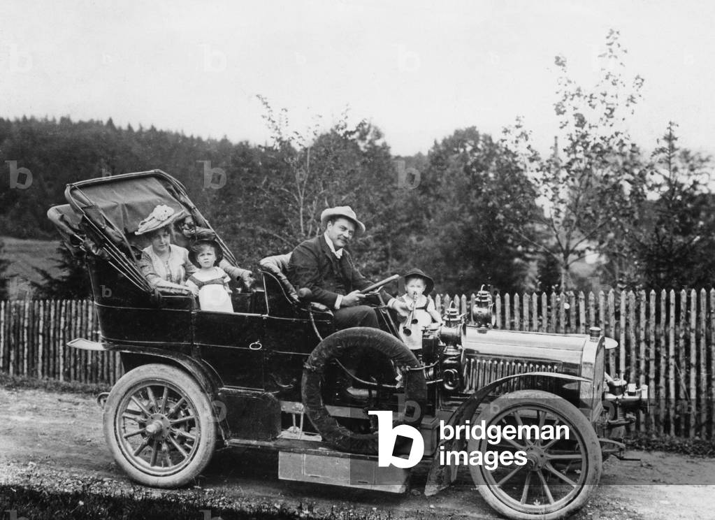 Henry Bender with his family, 1906 (b/w photo)
