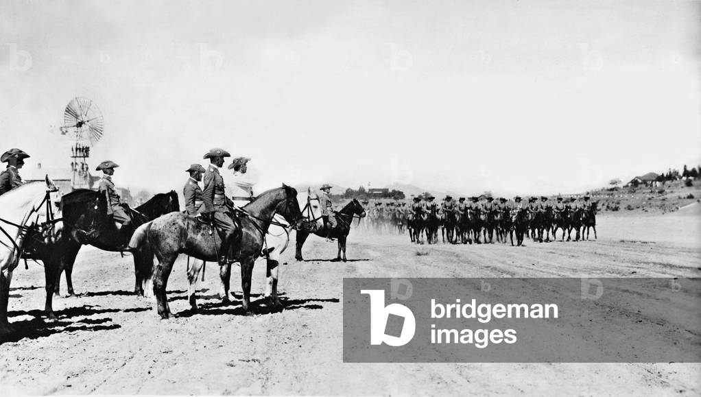 Parade in Windhuk, 1913 (b/w photo)