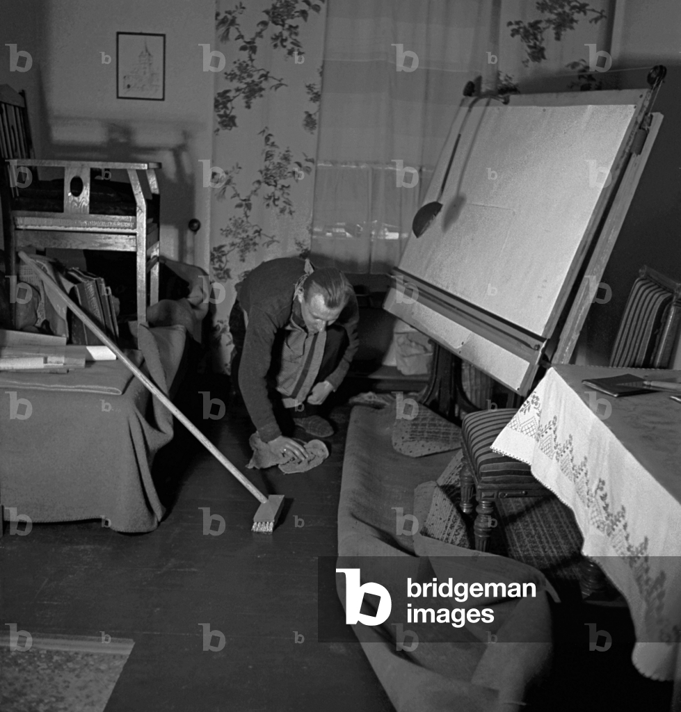 Man doing housework, circa 1930 in Wismar (photo)