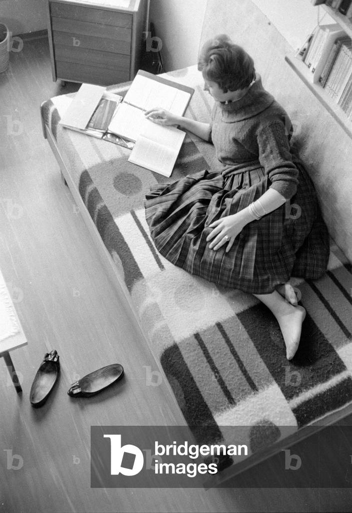 Breads compared in the physiology of nutrition at the Max Planck Institute in Dortmund, 1960 (b/w photo)