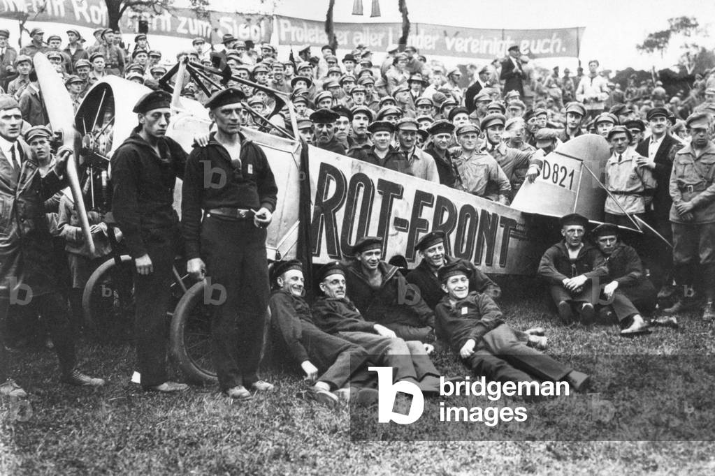 Members of the Roter Frontkaempferbund posing in front of an aircraft, 1926