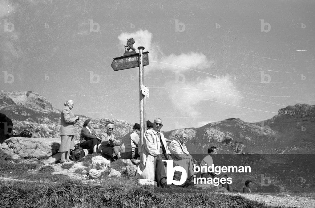 Onlookers on the Nebelhorn near Oberstdorf, 1959 (b/w photo)