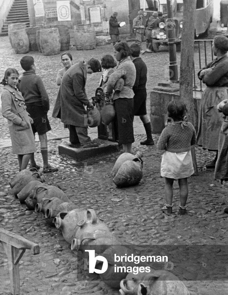 Residents of Toledo at a well, 1937