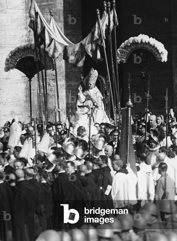 Pope Pius XI. in his portable throne, 1925 (b/w photo)
