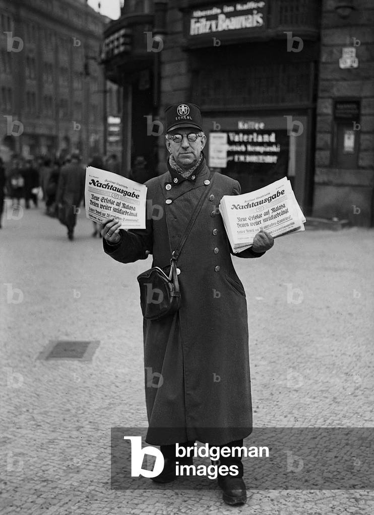 Newspaper vendor in Berlin, 1934 (b/w photo)