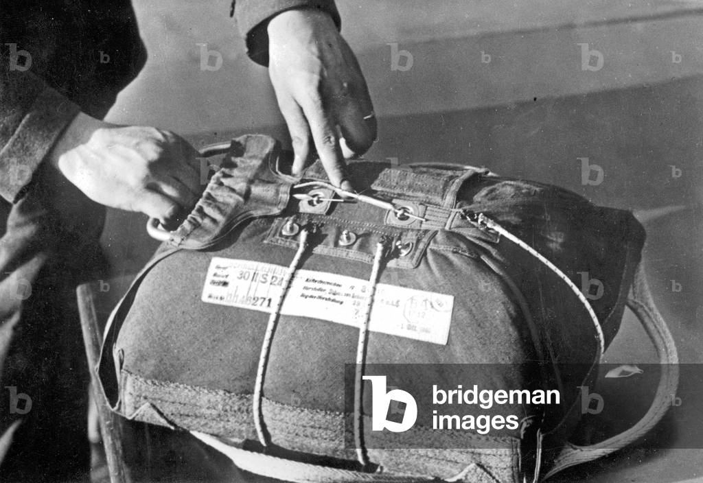 Second World War - Air Force - Paratrooper (b/w photo)