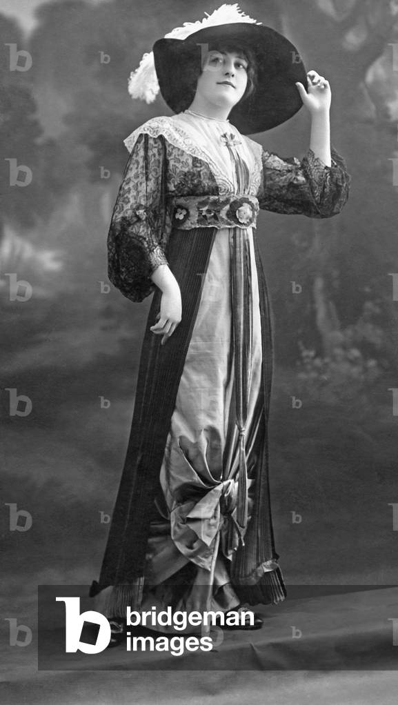 Women's fashion, 1913 (b/w photo)