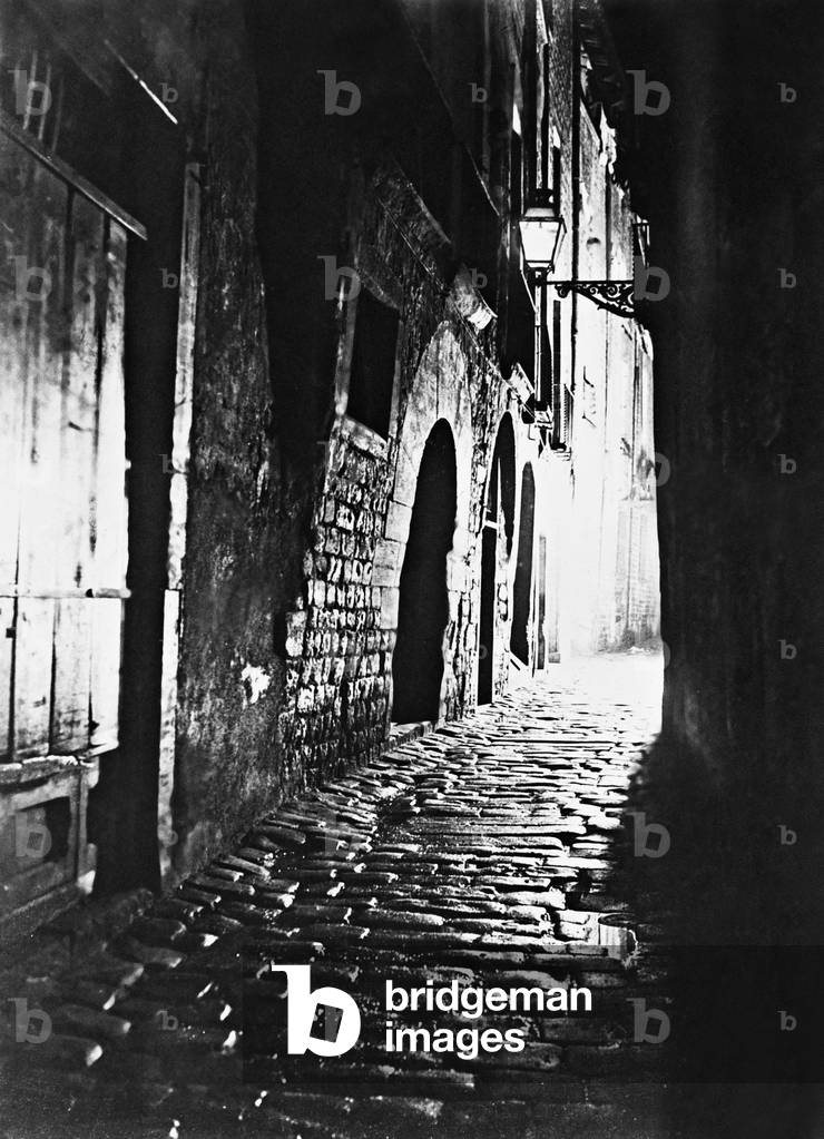 Alley in the Chinese district in Barcelona, 1936 (b/w photo)