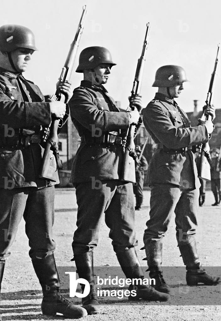 German soldiers during weapons training, 1936 (b/w photo)