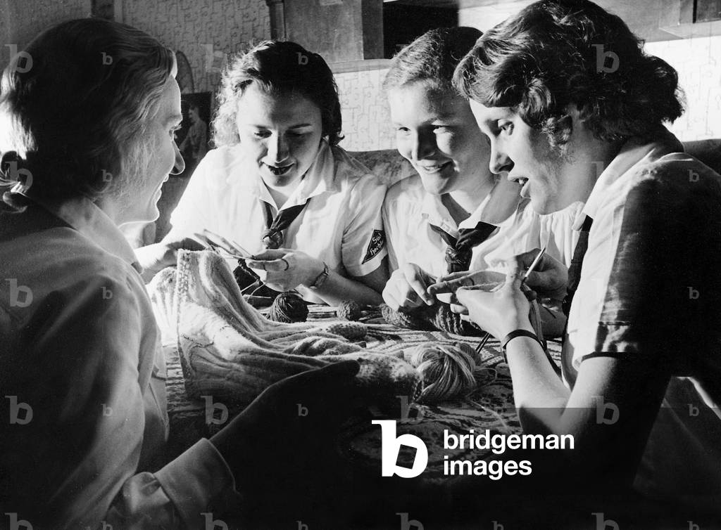BDM girls while collective needlework (b/w photo)