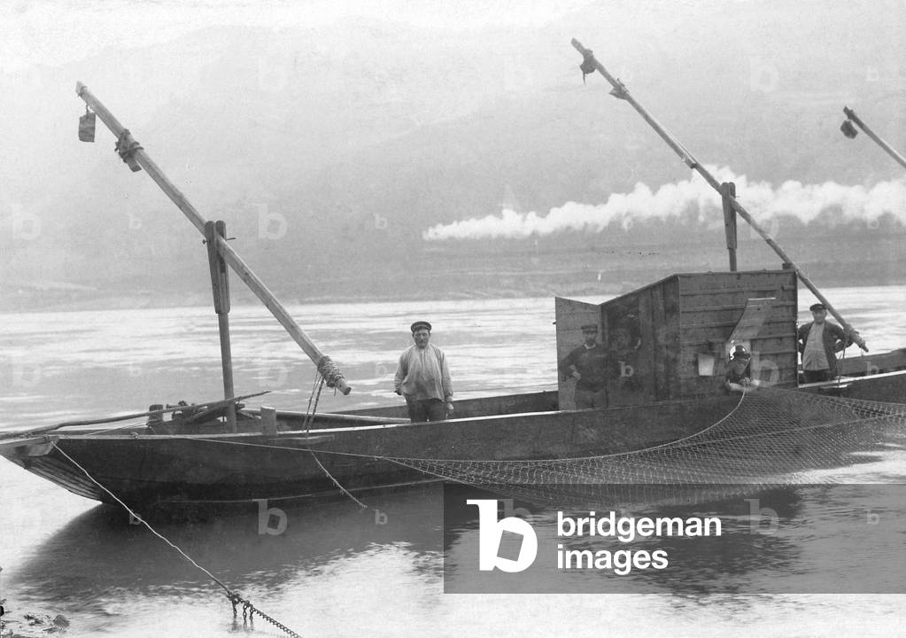 Salmon fishing on the Rhine (b/w photo)