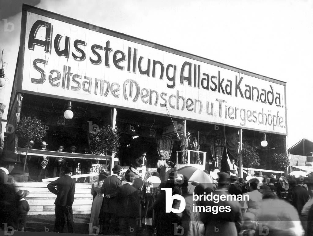 Oktoberfest in Munich, 1907 (b/w photo)