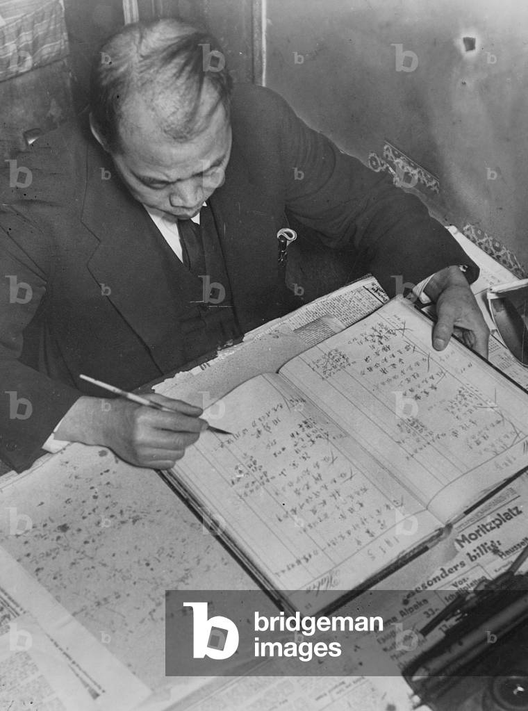 Bookkeeper keeps accounts in Chinese in Berlin, 1932 (b/w photo)