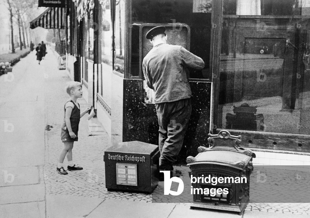 Exchange of mailbox in Berlin Friedenau, 1937 (b/w photo)