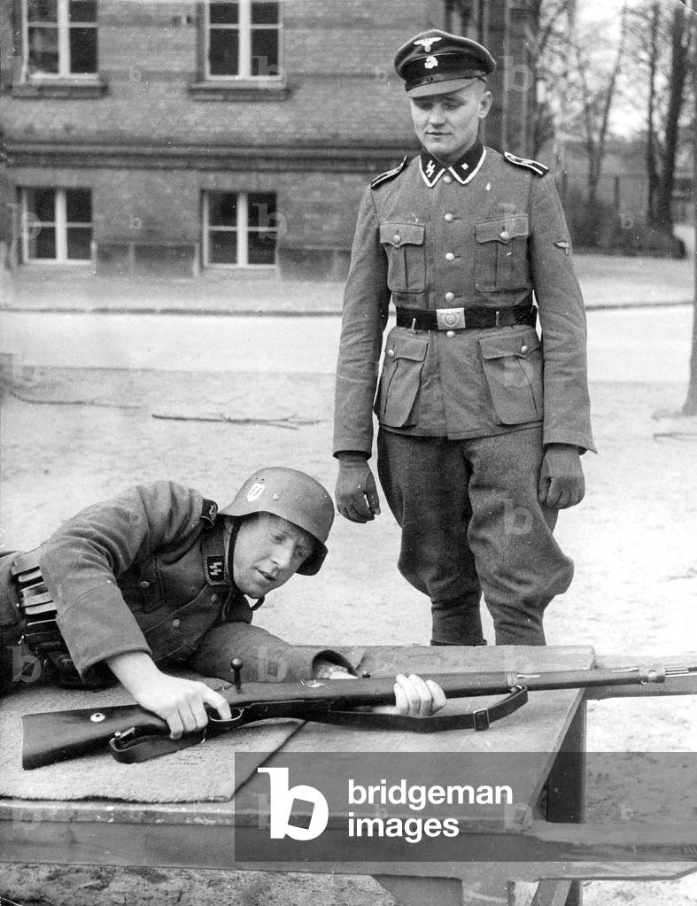 Members of the 'SS Body Guard Regiment Adolf Hitler' during exercises (b/w photo)