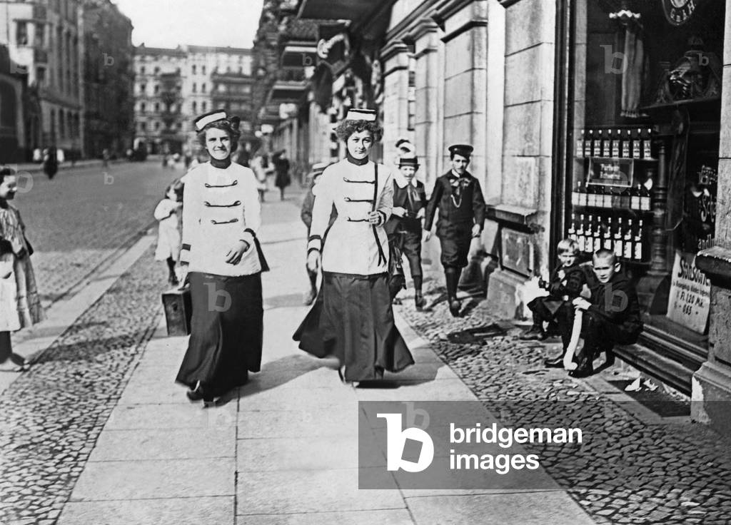 Servant girl in Berlin, 1909 (b/w photo)