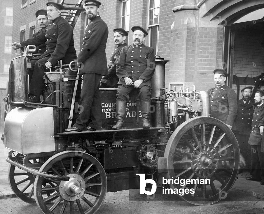Fire engine of the London Fire Brigade (b/w photo)