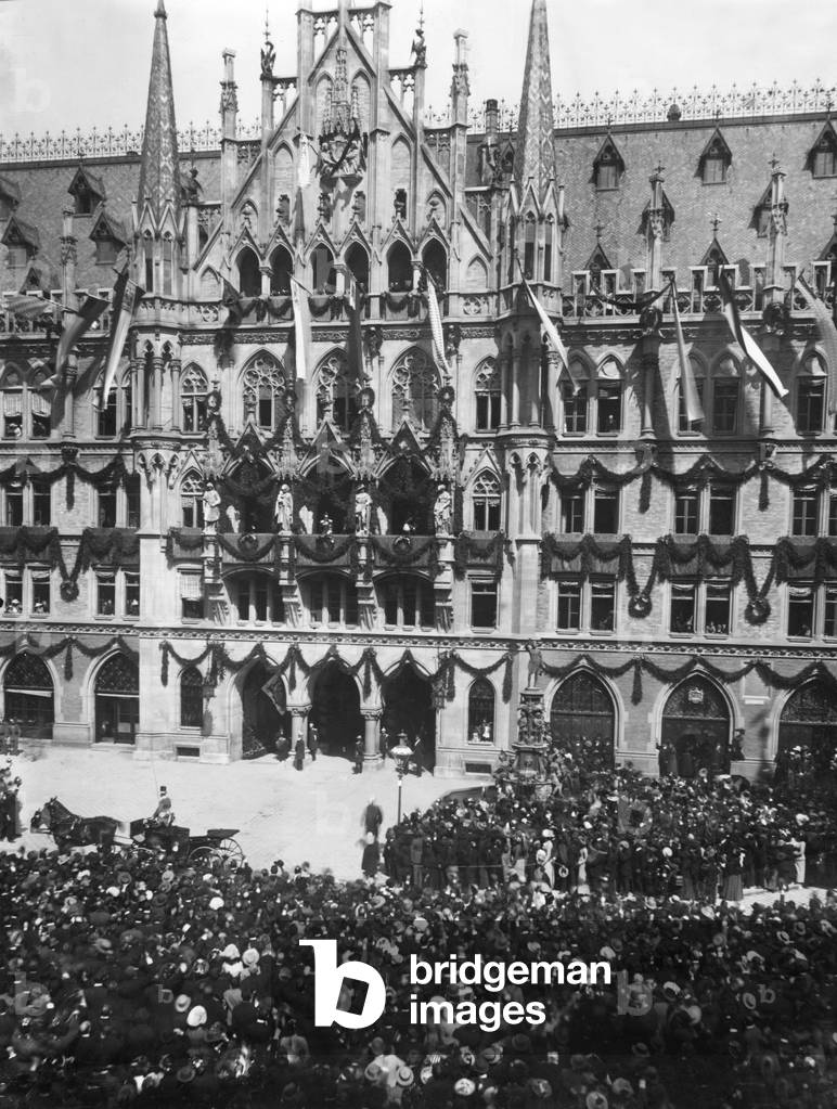 Kaiser Wilhelm II appears on the balcony of Munich town hall, 1906 (b/w photo)