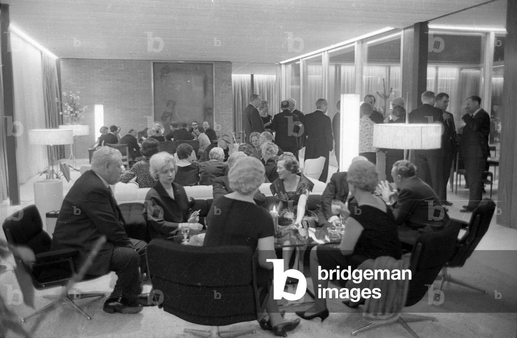 Reception in the Kanzlerbungalow (Chancellor's bungalow), 1964 (b/w photo)