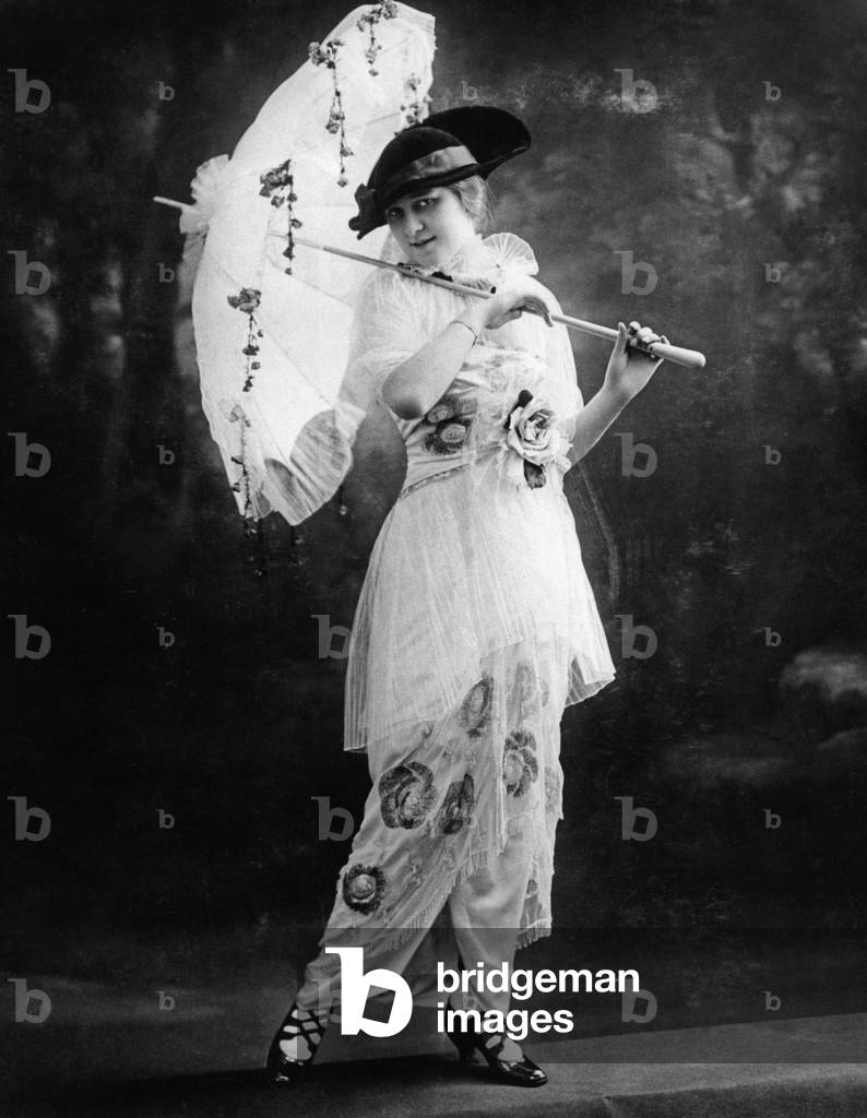 Women's fashion, 1913 (b/w photo)