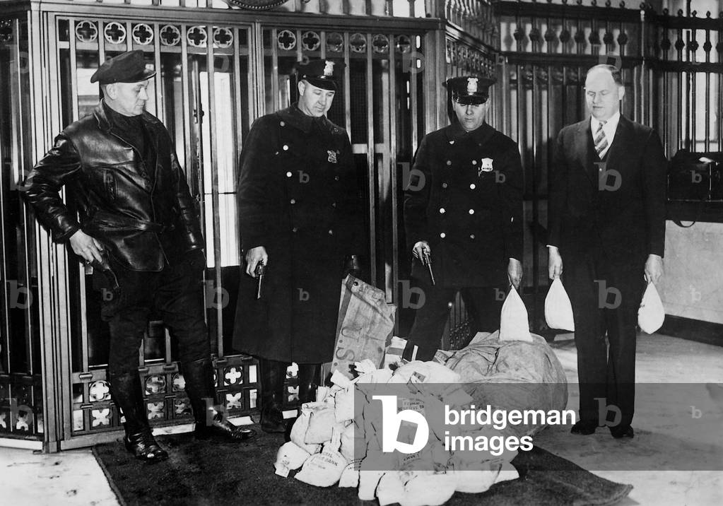 Cash remittance in a bank in Detroit, 1933 (b/w photo)