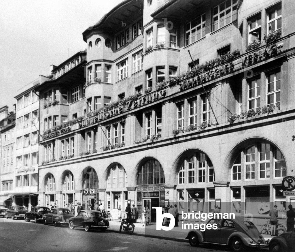 Publishing house of the Sueddeutsche Verlag in Munich (b/w photo)