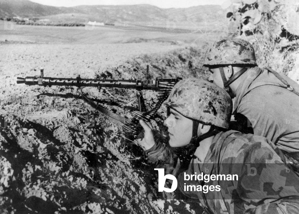 German paratrooper manning an MG34 machine gun, Tunisia, 1943 (b/w photo)