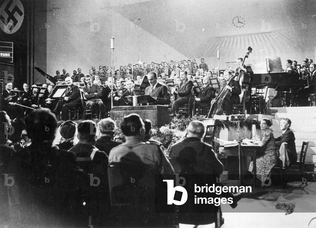 Heinz Goedecke during the propaganda show 'Request Programme' in the Second World War (b/w photo)