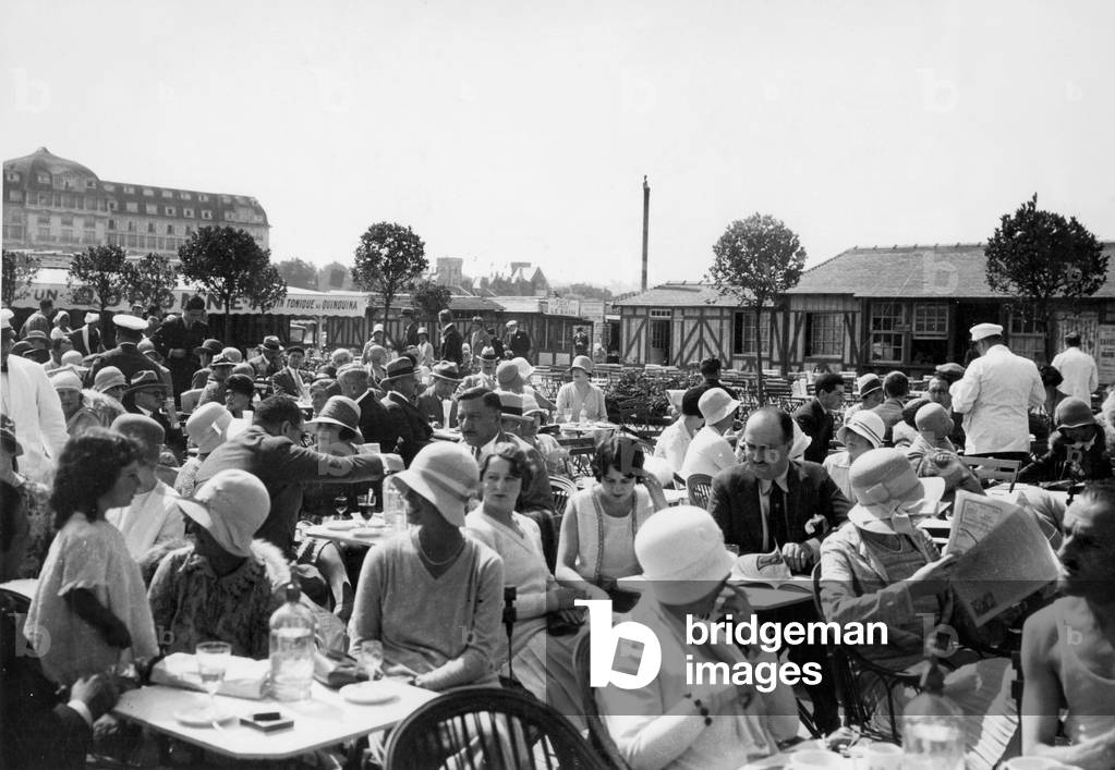 Cafe in the resort of Deauville (30s) (b/w photo)