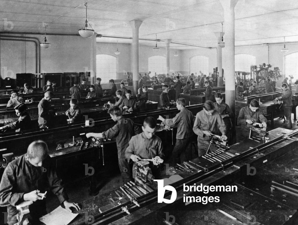Apprentice school of AEG, 1915 (b/w photo)