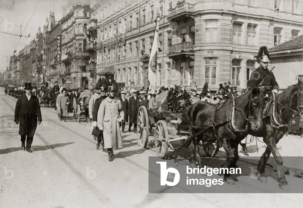 Transportation of dead Swedish volunteers from Finland, 1918 (b/w photo)