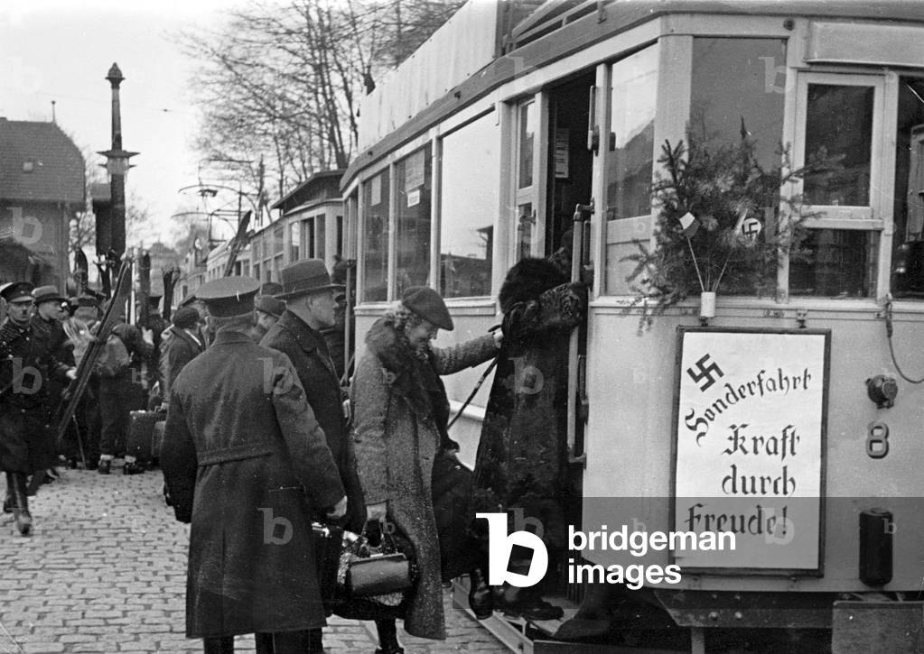 Special streetcar trip of the KdF (b/w photo)